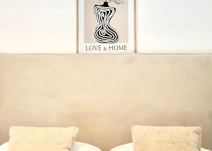 Ear * ארמופוליס